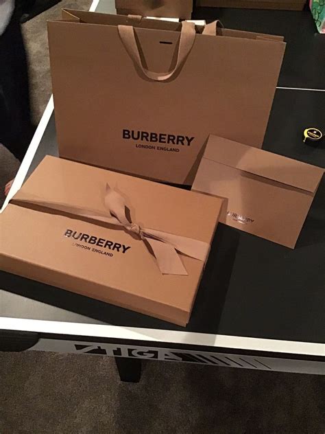 Burberry scarf gift box